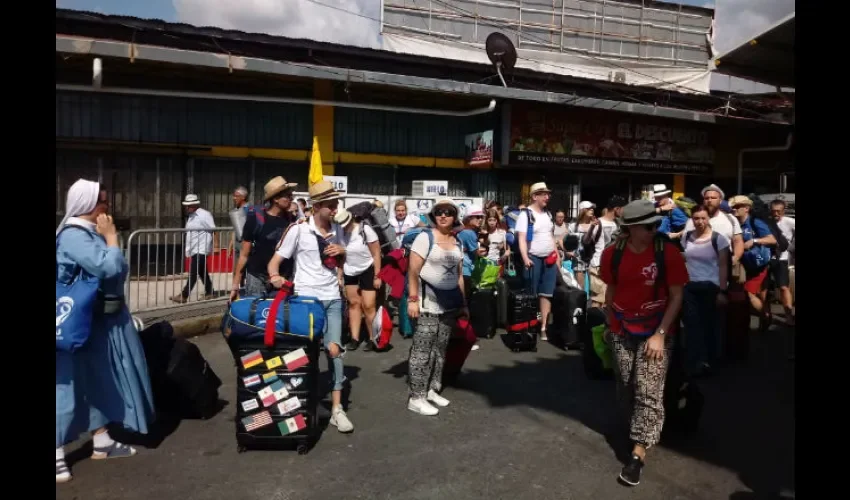 Cientos de peregrinos en el puesto fronterizo de Paso Canoas. Foto: Cortesía