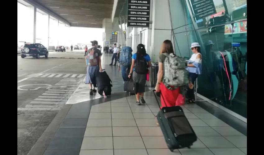 Van partiendo por el Aeropuerto Internacional de Tocumen. Foto: Cortesía