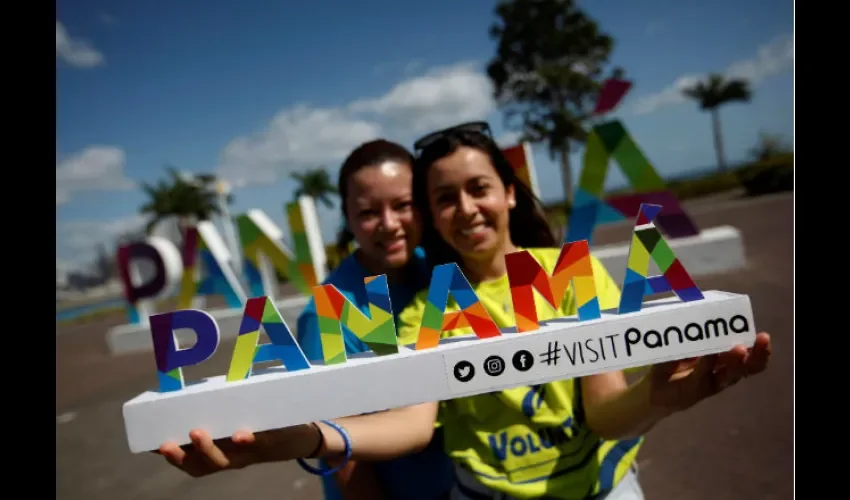 Peregrinas de Perú que sostienen una maqueta con el nombre Panamá antes de la visita de el Papa Francisco. Foto: EFE