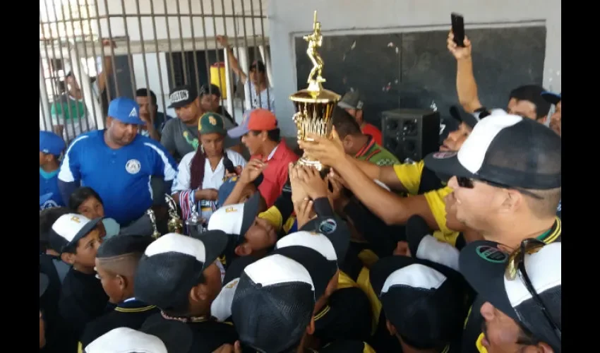 Los Piratas reciben el trofeo de campeón al vencer 8-7 a los Almirantes.
