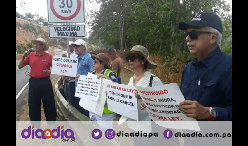 Van a protestar todos los sábados para denunciar deforestación en la vía Omar Torrijos. Foto: Jesús Simmons