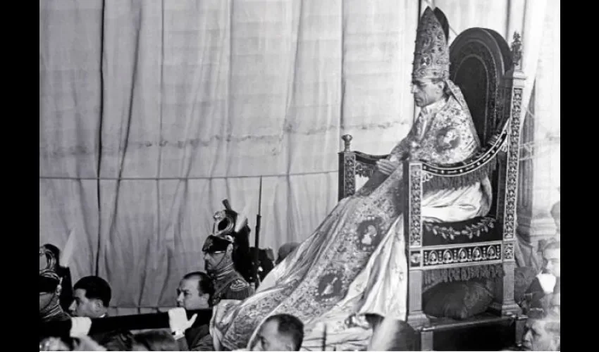 Antes los Papas se desplazaban entre el público en la silla gestatoria. Eran cargados. Foto: Internet