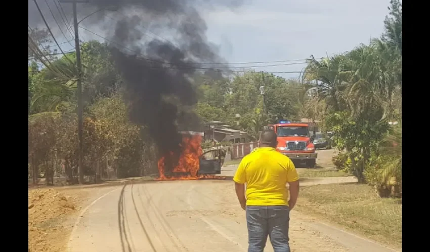 El auto ardió en llamas. Foto: Melquiades Vásquez