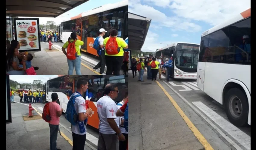 Los metrobús están estacionados en la parada para que los peregrinos puedan abordarlos. Fotos: Cortesía