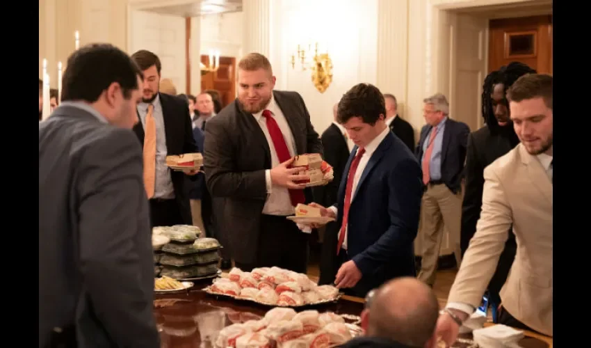 El presidente de Estados Unidos mandó a pedir unas mil hamburguesas, Big Macs./AP