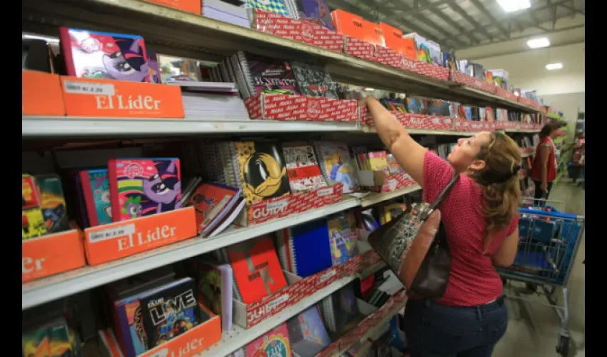 Comienzan las compras escolares en Panamá Foto: Roberto Barrios 