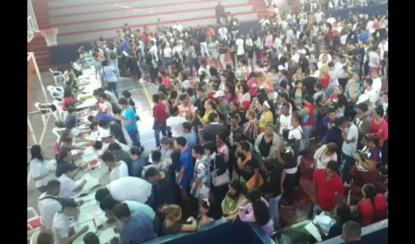 Más de cien estudiantes fueron a buscar sus cheques. Foto: Jesús Simmons 