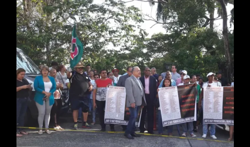 Simpatizantes de Ricardo Martinelli se colocaron frente a la Corte Suprema de Justicia para mostrar su apoyo. Foto: Jean Díaz. 