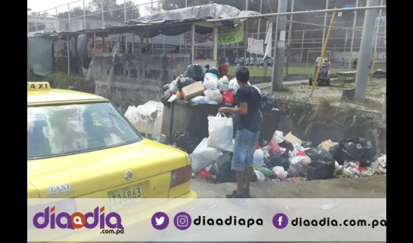 La gente saca la basura después que pasa el camión compactador. Foto: Jesús Simmons