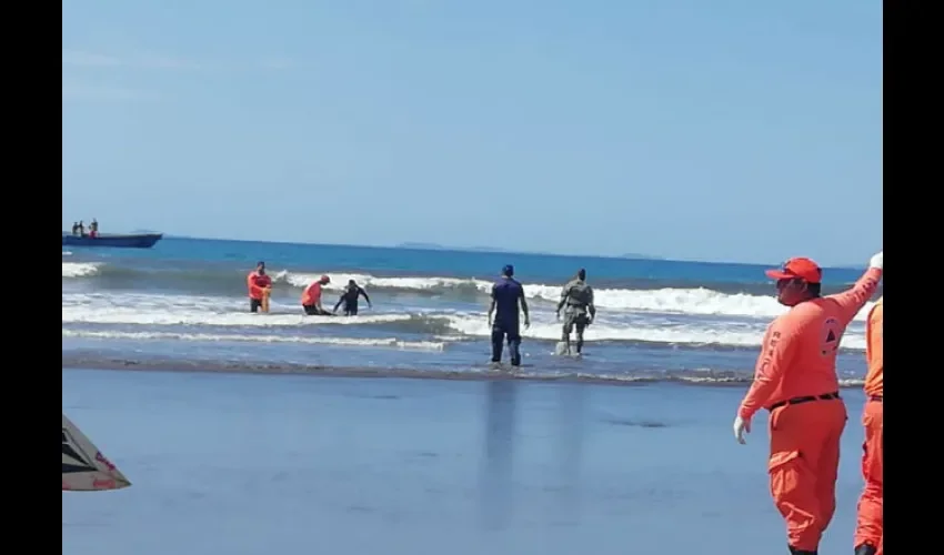 Foto ilustrativa del personal del Sinaproc desplegado por la playa. 