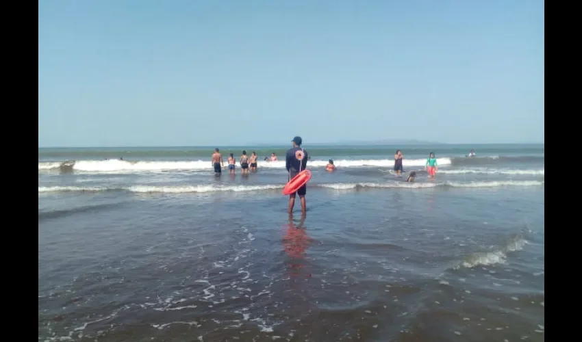 Búsqueda de menor en playa Coco Beach en Barú.