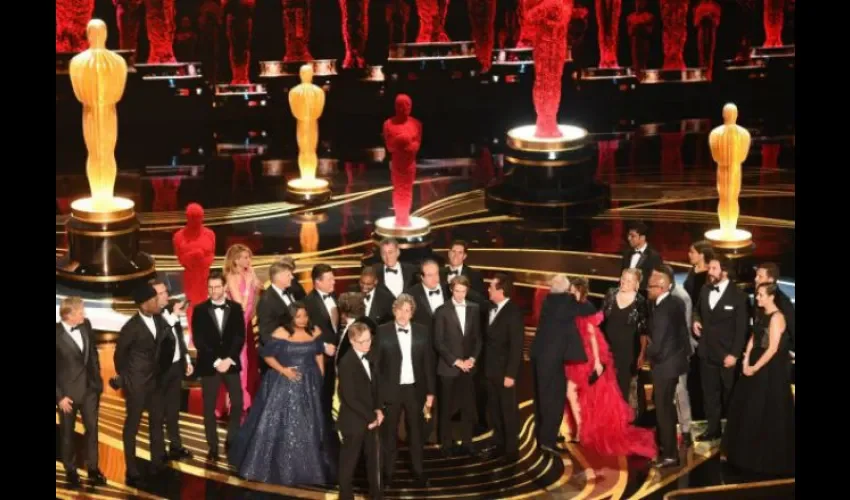 Foto ilustrativa del momento en que el elenco de Green Book recoge el Oscar a mejor película. Cortesía CNN Chile. 