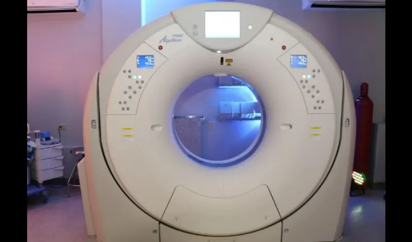 Sistema Híbrido de Angiografía Intervencionista con Tomografía de Multicorte. 