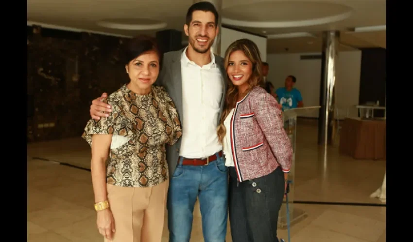Jaime Penedo junto a su madre, Dilsa de Penedo (izq.) y su esposa, Angie Malca de Penedo./ Anayansi Gamez