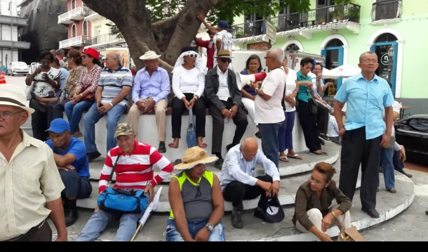 Jubilados y pensionados protestan en los predios de la Presidencia de la República. 