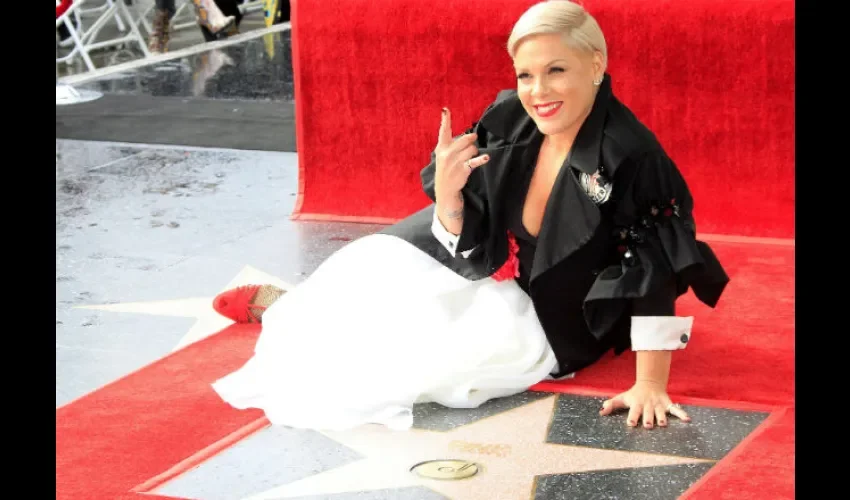 La cantante estadounidense Pink posa durante la ceremonia de entrega de su estrella en el Paseo de la Fama de Hollywood. EFE 