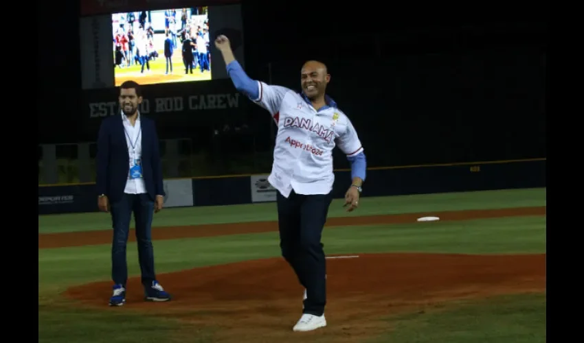 Mariano Rivera realizando el lanzamiento de honor de la Serie del Caribe 2019 que se celebra en Panamá. Foto: Anayansi Gamez