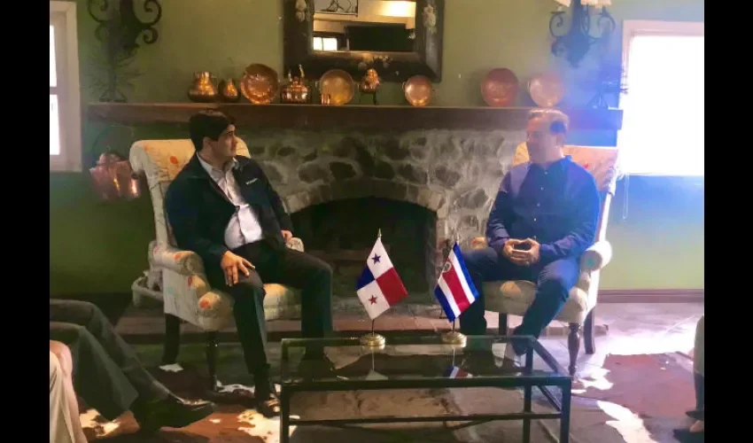 Foto ilustrativa de la reunión entre los mandatarios de Costa Rica y Panamá. Cortesía. 