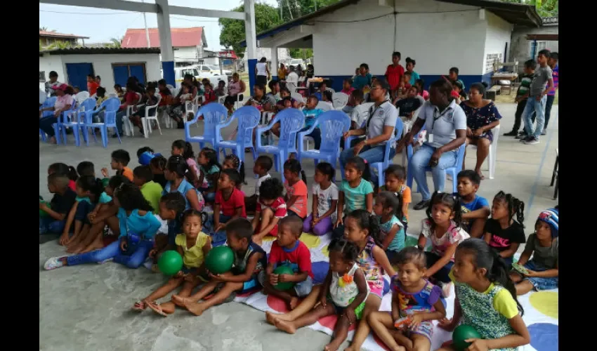 Parte de los niños beneficiados. Foto: Diómedes Sánchez 