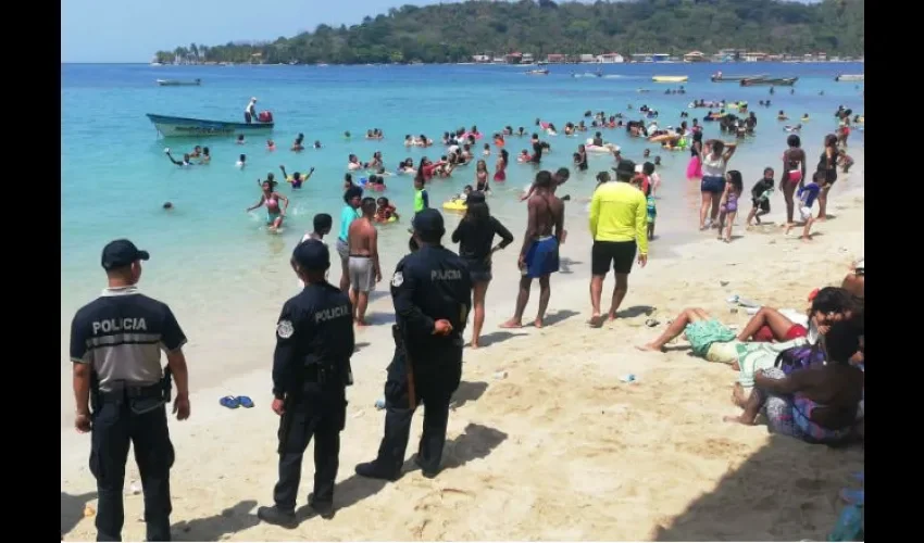 La Policía también custodia las playas por seguridad. Foto: Diómedes Sánchez