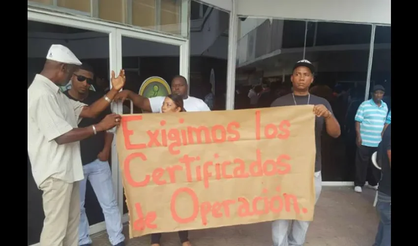 Taxistas  piden certificado de operaciones. 