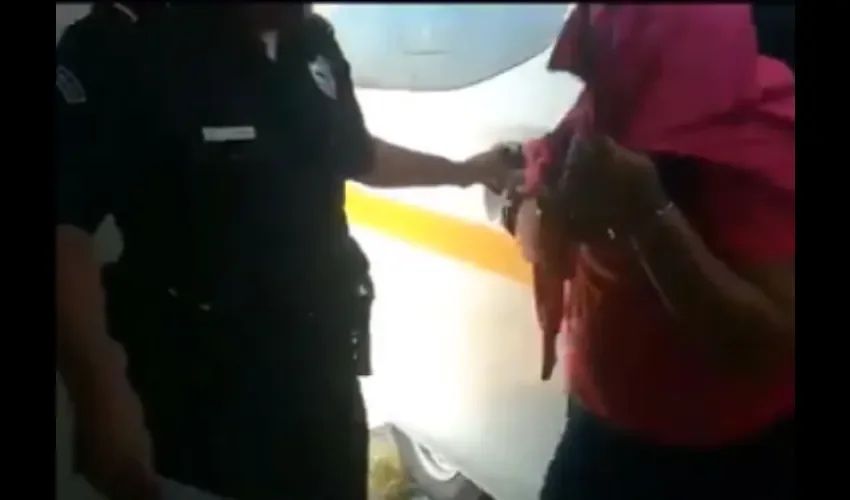 Captura de video del momento en que llega la acusada al SPA. Cortesía Jorge Luis Barría. 