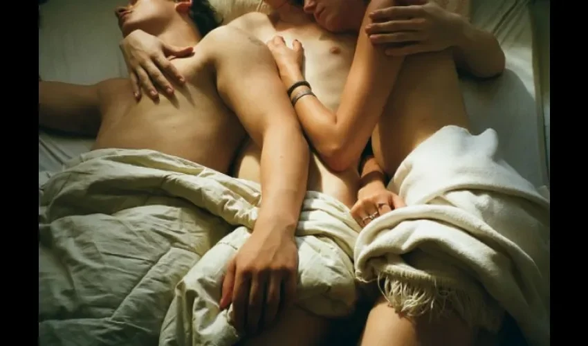 Foto ilustrativa de una pareja en un trío sexual. Cortesía 