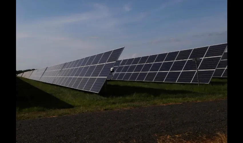 El parque solar IKAKOS es el más grande del país con una capacidad nominal de 40 MWac y una energía generada anual de 84.58GWh. Cortesía @PresidenciaPma 