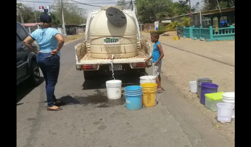 Fotos - Se realizó distribución  de agua en las calles de la comunidad.