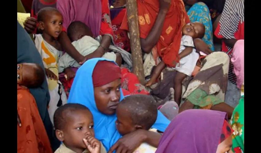 Madres somalíes acuden a un centro de salud para que sus hijos sean examinados y reciban tratamiento para la desnutrición. Foto: oxfam