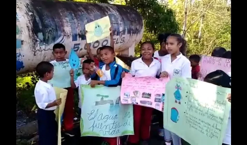 Los niños salieron con pancartas a exigir agua. 