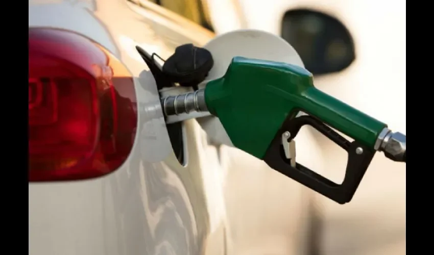 Foto ilustrativa de un auto cargando el tanque de gasolina. 