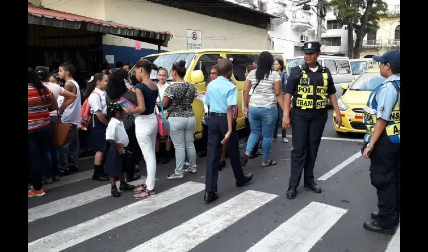 Foto ilustrativa de unidades de la Policía Nacional apoyando en la seguridad vial.  