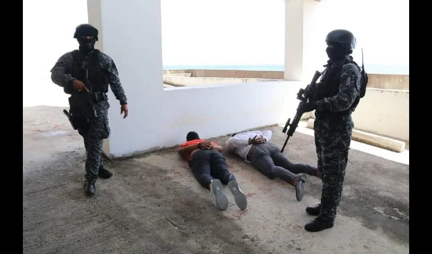 Dos policías heridos, uno con un rozón en la barbilla y otro en uno de sus brazos.  Fotos: Cortesía