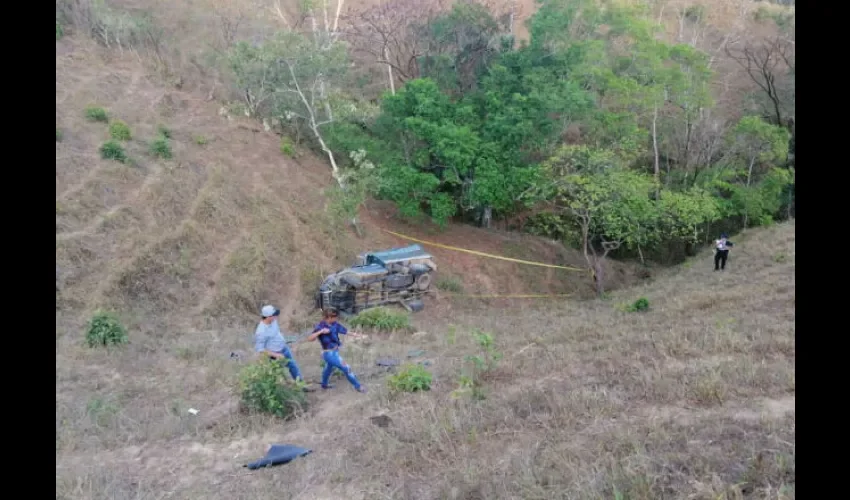 El cuerpo del joven estaba fuera del auto cuando llegaron las autoridades. Foto: Thays Dominguez