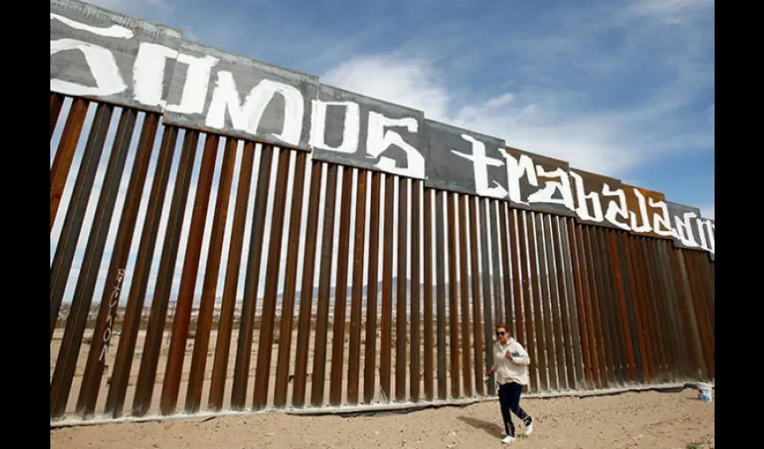 Un grupo de activistas pinta el muro fronterizo entre México y EE.UU. en protesta contra la nueva reforma migratoria de Donald Trump. Foto: Jose Luis Gonzalez