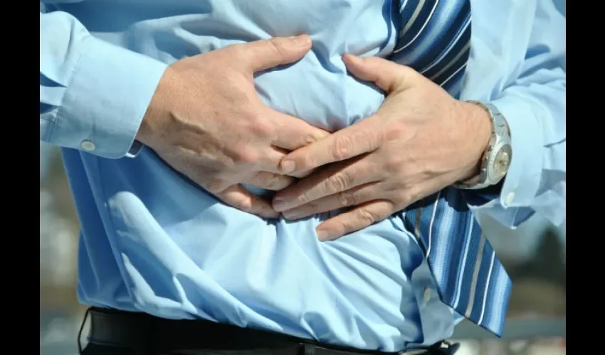 Foto ilustrativa de los dolores en el abdomen. 