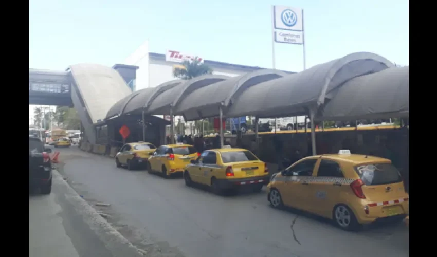 Taxistas no tienen orden en la estación San Isidro. Foto: Ilustrativa