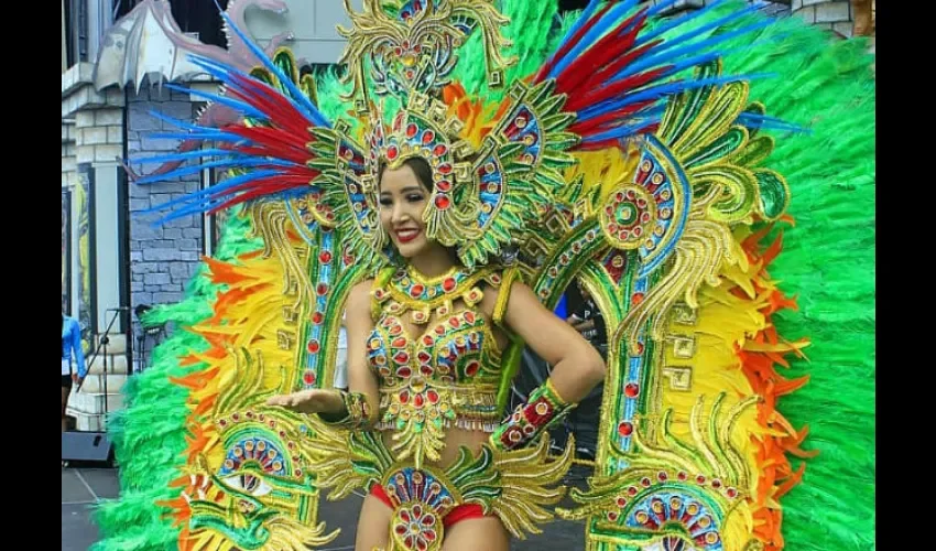 Valerie Falcón, reina del Carnaval capitalino.