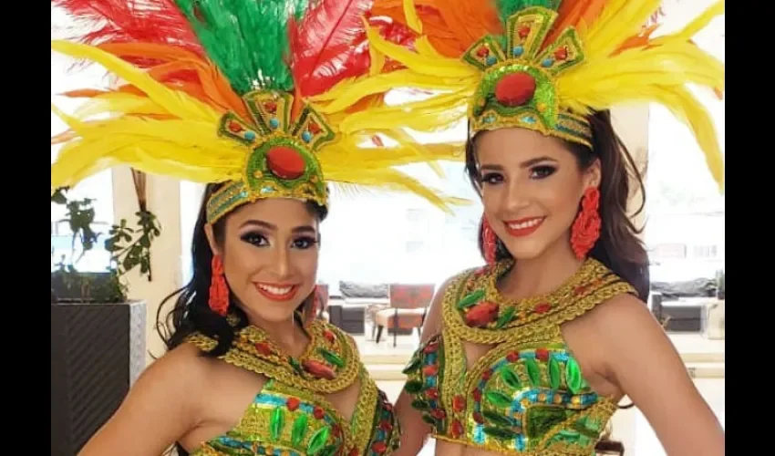 Las princesas del Carnaval: Fianeth Corro y Andrea Guevara.