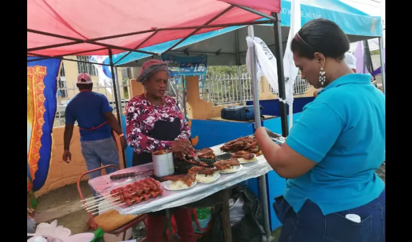 Los inspectores de salud verificaron  todos los alimentos que se vendía en los culecos en San Miguelito. Foto: Cortesía