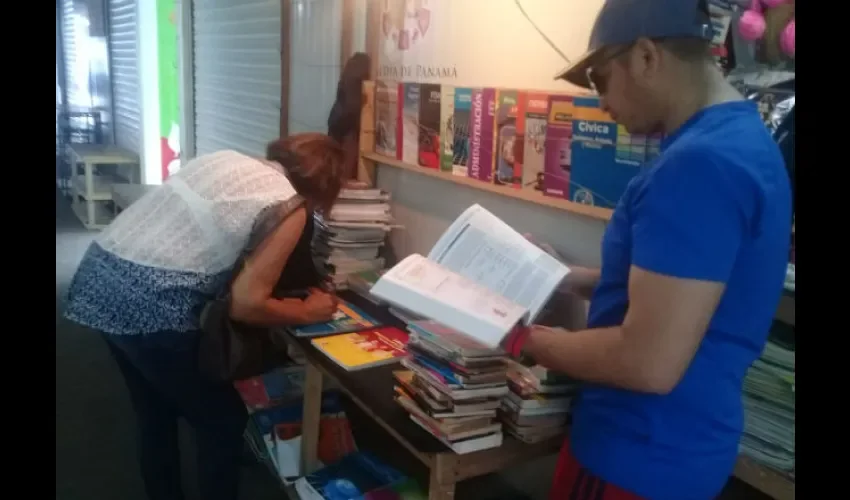 Panameños andan en busca de libros baratos. Foto: Yanelis Domínguez