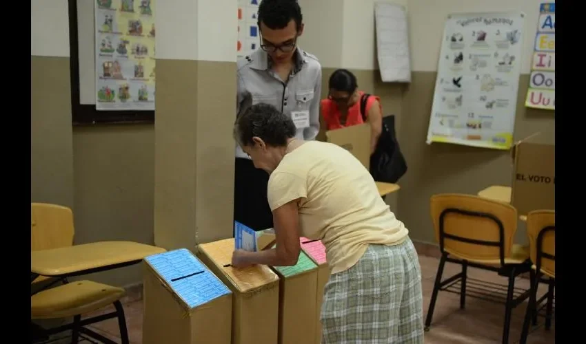 Foto ilustrativa del ejercicio de votación. 