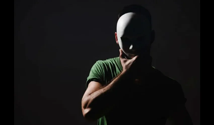 Foto ilustrativa de una persona con máscara. 