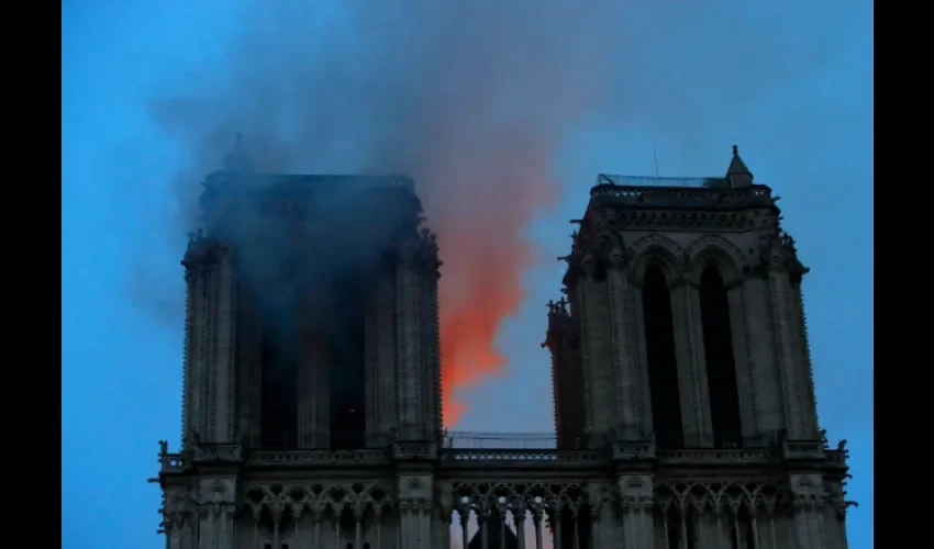 Vista general del humo y las llamas que consumen el techo de la catedral de Notre Dame este lunes, en Paris (Francia). La catedral de Notre Dame de París, uno de los monumentos más emblemáticos de la capital francesa, está sufriendo un incendio, según pudo constatar una periodista de Efe en el lugar. Un gran despliegue de bomberos trata de controlar las llamas, que salen sobre todo de la aguja central del templo, que es visitado por miles de personas cada día. EFE