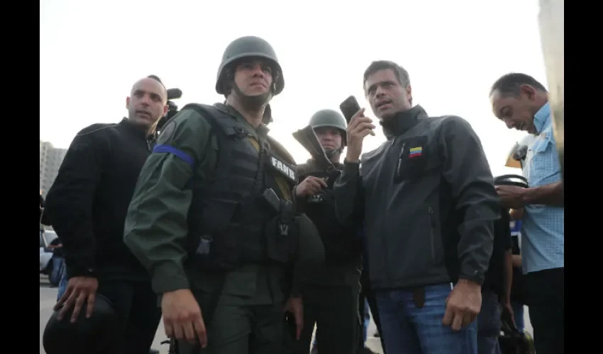 El opositor venezolano Leopoldo López habla por un celular desde la base militar de La Carlota, donde fue trasladado este martes tras ser liberado por militares afines al presidente interino Juan Guaidó.EFE