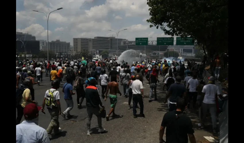 Simpatizantes del presidente de la Asamblea Nacional, Juan Guaidó, participan en una manifestación en apoyo a su levantamiento contra el gobierno de Nicolás Maduro este martes, en Caracas (Venezuela). EFE 