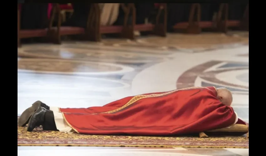 El papa Francisco se tumba para rezar durante la ceremonia de la Pasión del Señor./ EFE