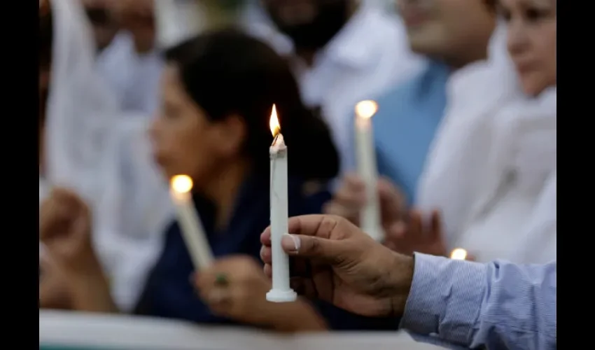 Varios activistas encienden velas en memoria de las víctimas de los atentados terroristas del pasado domingo que dejaron casi 300 muertos en Sri Lanka, durante una misa en Lahore (Pakistán). EFE 