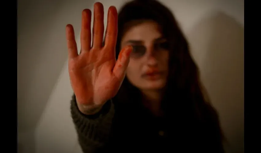 Foto ilustrativa de una mujer que sufre violencia doméstica. 